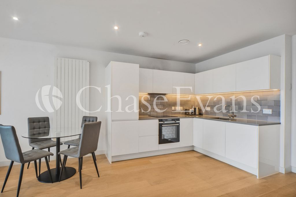Property photo 3 of 18 Kitchen