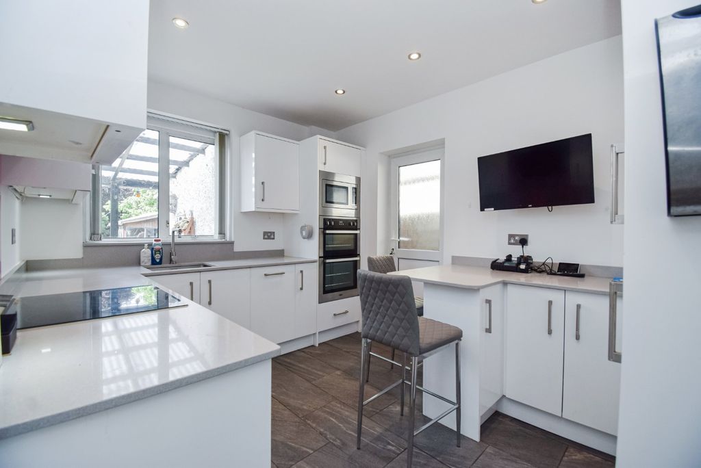 Property photo 3 of 13 Kitchen