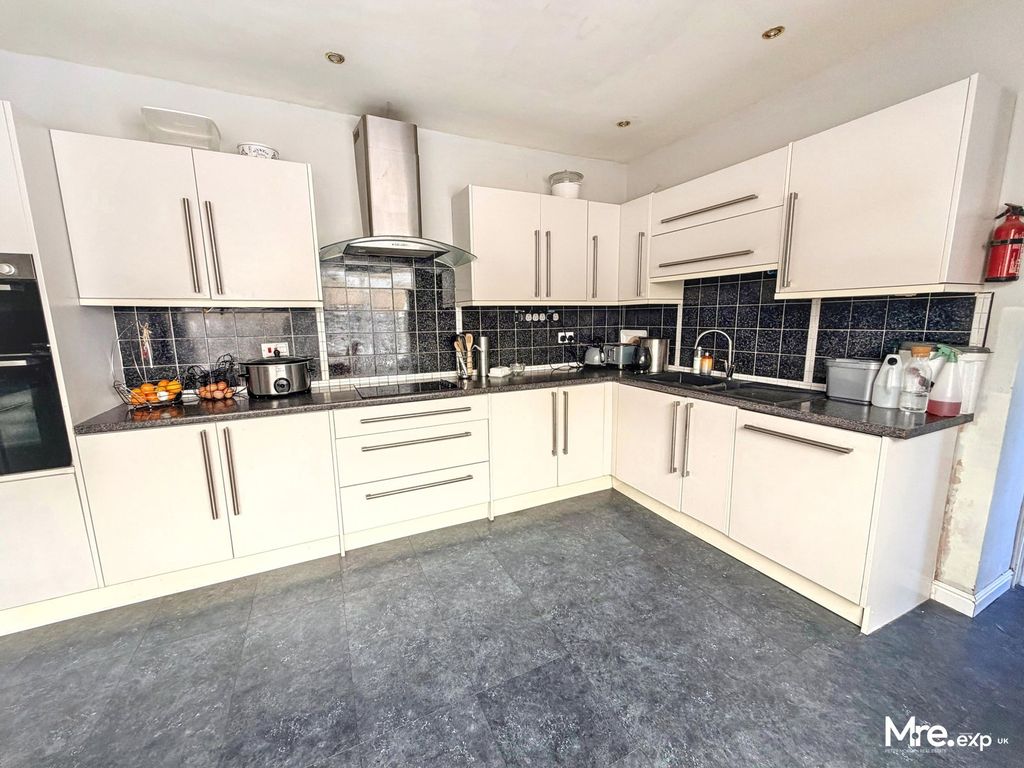 Property photo 2 of 31