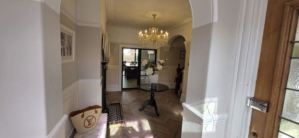 Property photo 2 of 33