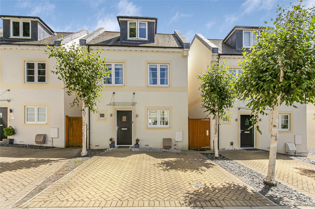 Property photo 1 of 19 Park Close