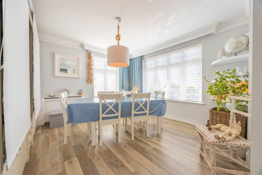 Property photo 3 of 40 Dining Room