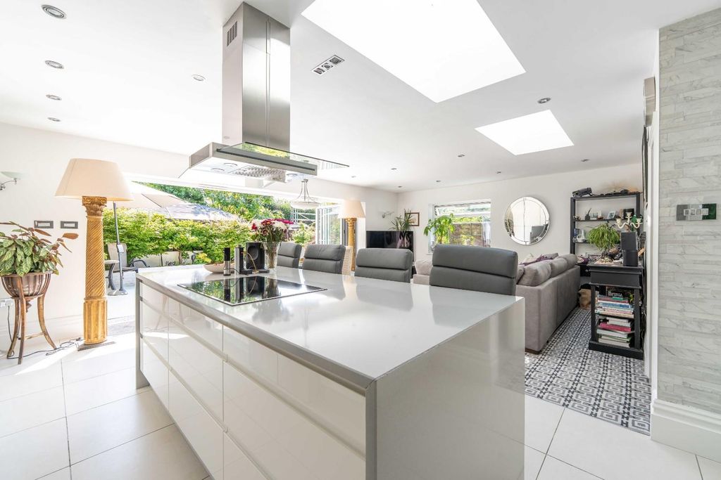 Property photo 3 of 29 23 The Drive Ashford Tw15-5.Jpg