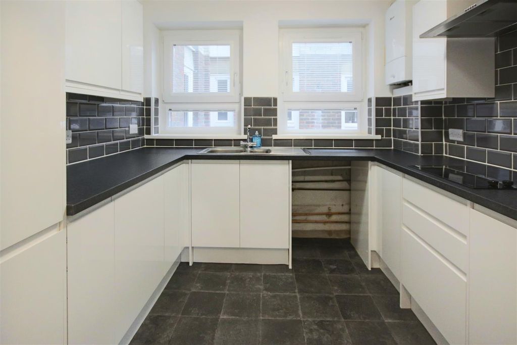 Property photo 3 of 9 Kitchen