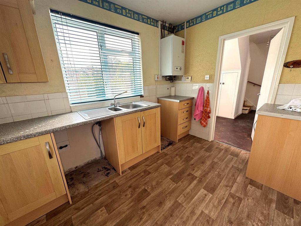 Property photo 3 of 11 Kitchen.Jpg