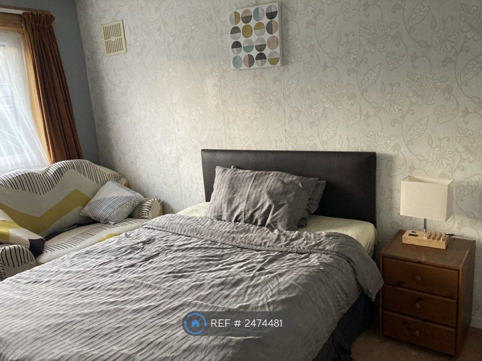 Property photo 2 of 4 Bedroom With Back Garden View