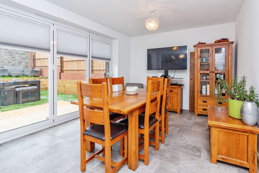 Property photo 3 of 20 4555833