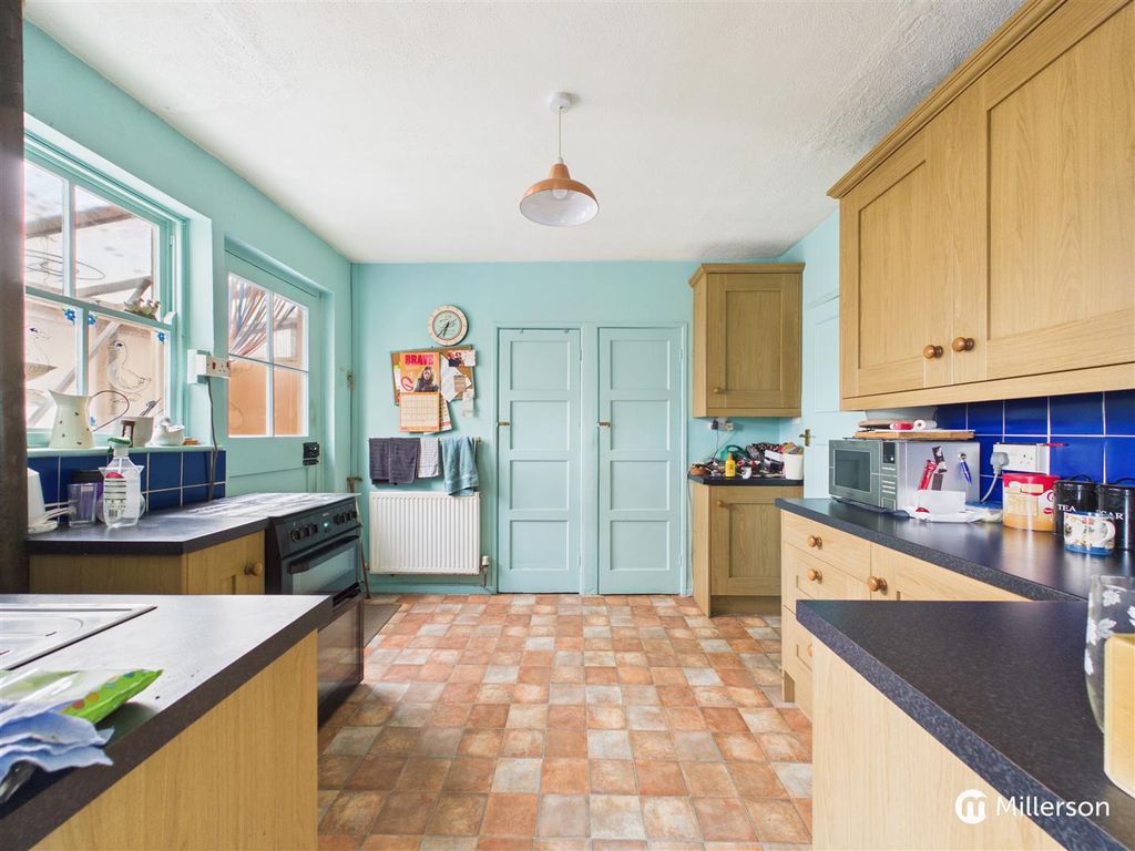 Property photo 3 of 21 Kitchen