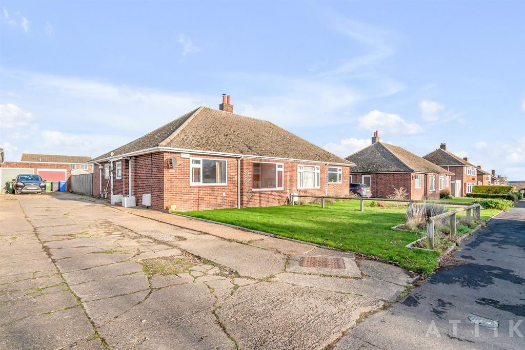 Property photo 1 of 18 31 Queens Drive, Halesworth Ip19 8Dn (3).Jpg
