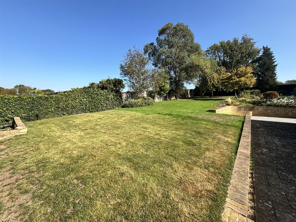 Property photo 3 of 34 Gardens