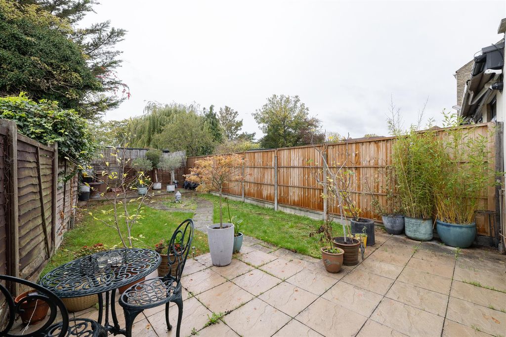 Property photo 2 of 29 York Road, E4