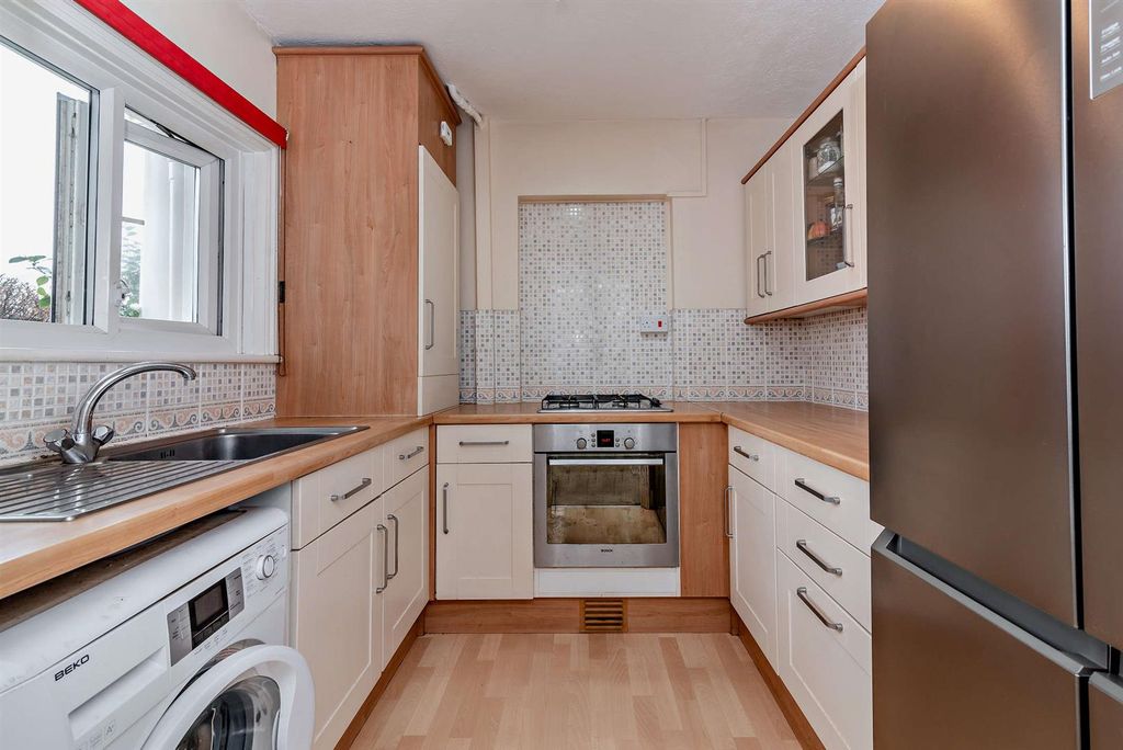 Property photo 2 of 14 8681611-Interior03-800.Jpg