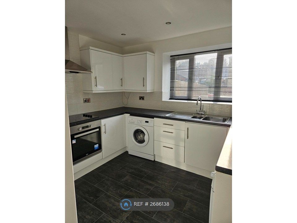 Property photo 3 of 10 Kitchen