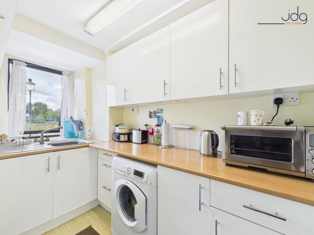 Property photo 2 of 6 Kitchen