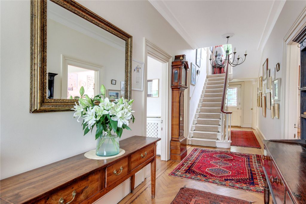 Property photo 3 of 23 Entrance Hall