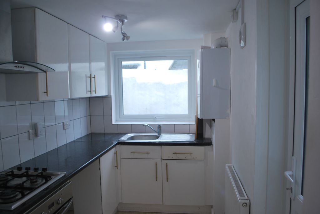 Property photo 3 of 7 Kitchen