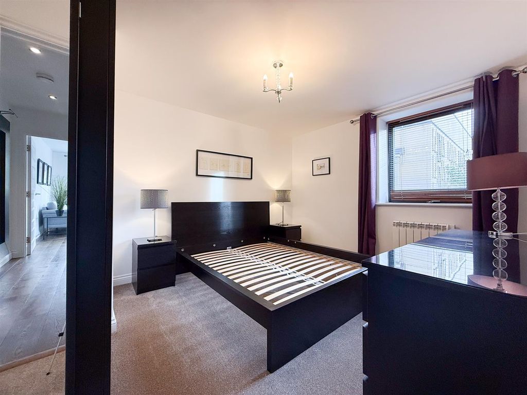 Property photo 3 of 9 Master Bedroom