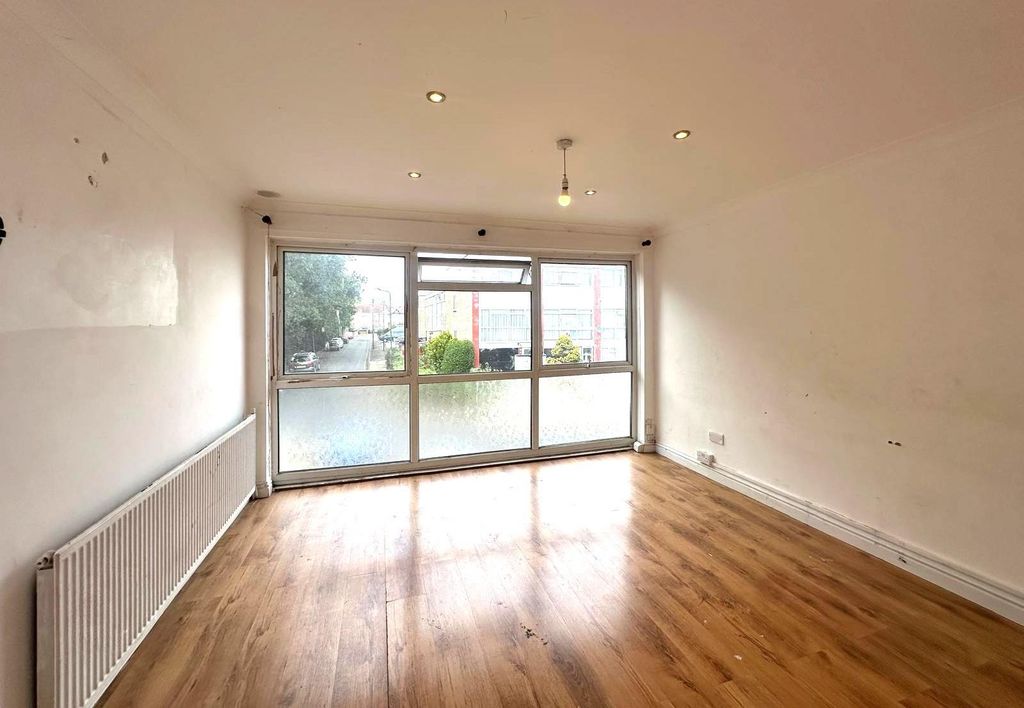 Property photo 2 of 11 Gallery