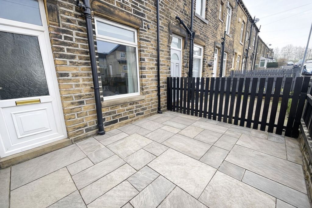 Property photo 2 of 12 Front Garden]