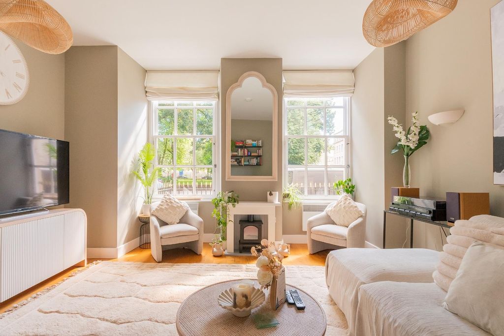 Property photo 1 of 34 Fo2Sfsp - Living Room B.Jpg