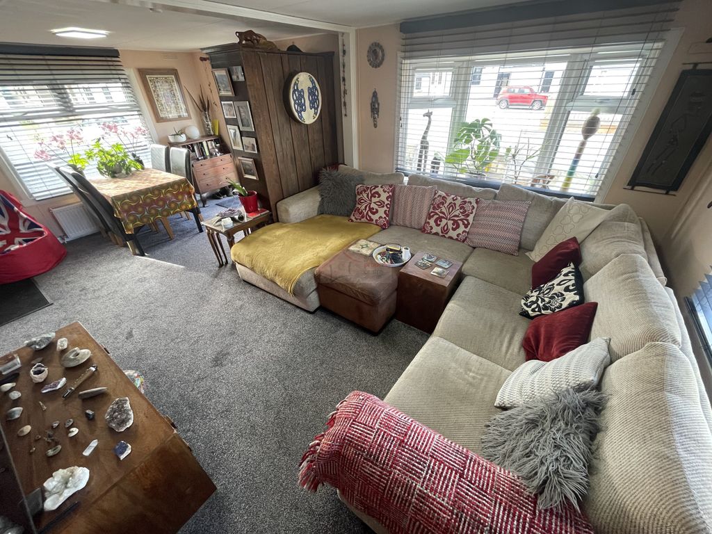 Property photo 3 of 17 Lounge