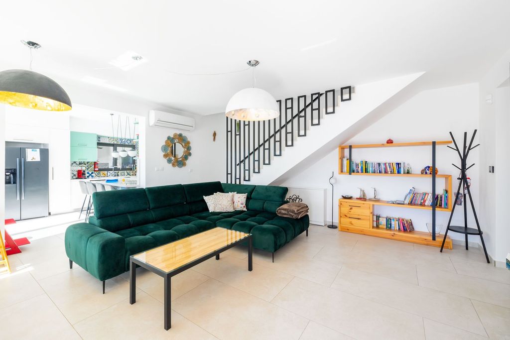 Property photo 2 of 29