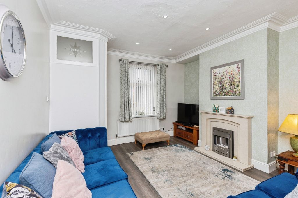 Property photo 3 of 12 Lounge