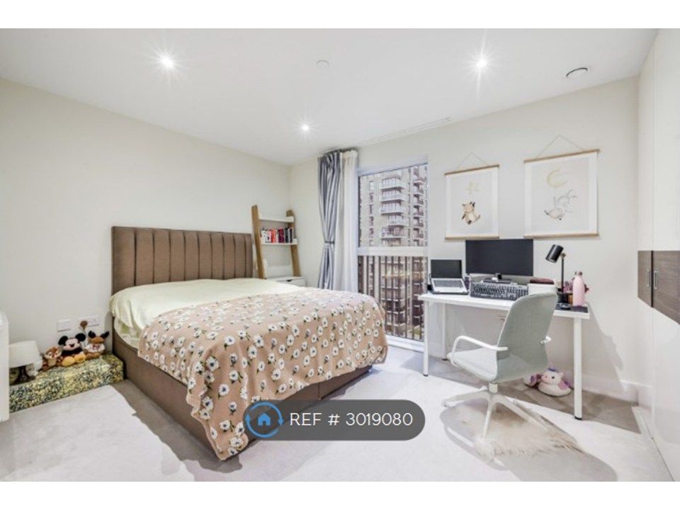 Property photo 3 of 7 Master Bedroom (Ensuite)