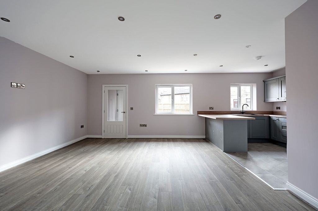 Property photo 3 of 10 4286055