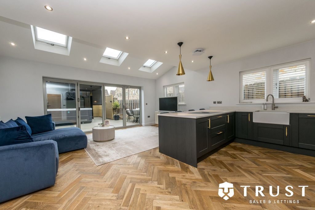 Property photo 2 of 48
