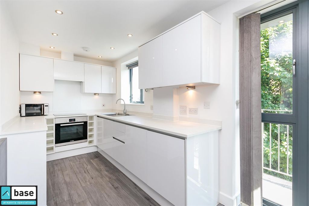 Property photo 2 of 7 Kitchen