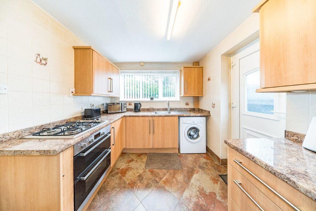 Property photo 3 of 17 6 Green Road Kitchen 2.Jpg
