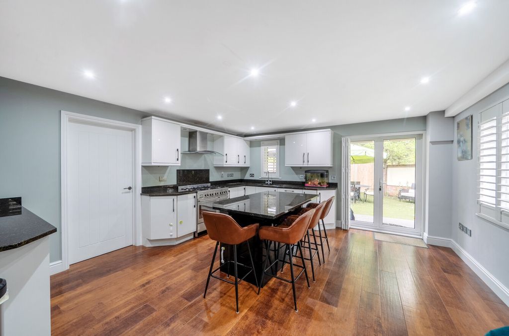 Property photo 2 of 12 1278856-19-682B23...