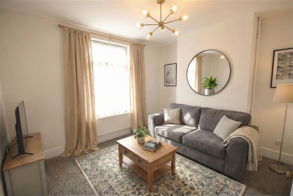 Property photo 2 of 7 Lounge.Jpg