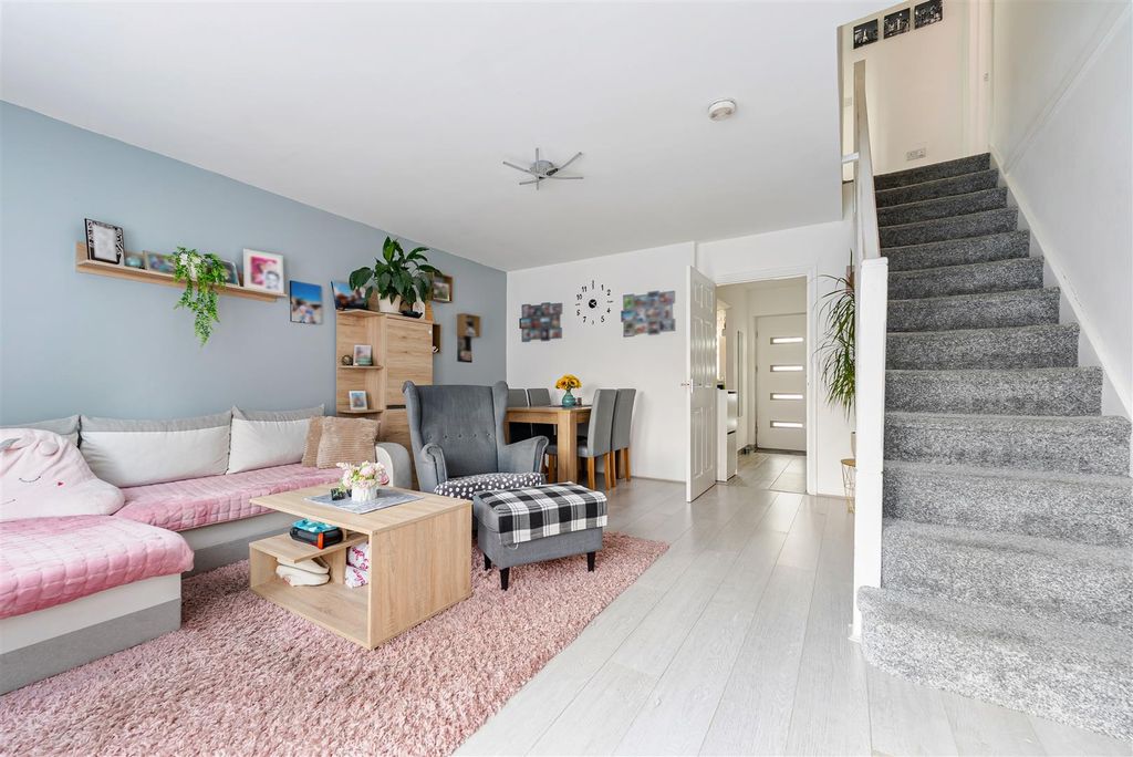 Property photo 3 of 17 Living Room