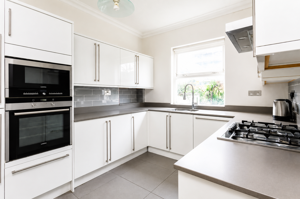 Property photo 3 of 11 4