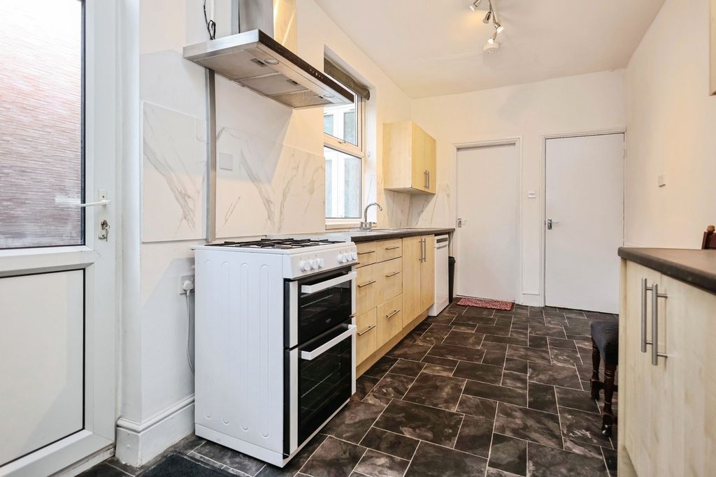 Property photo 3 of 17 Kitchen