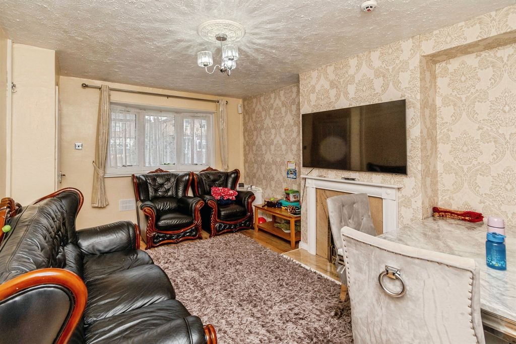 Property photo 3 of 12
