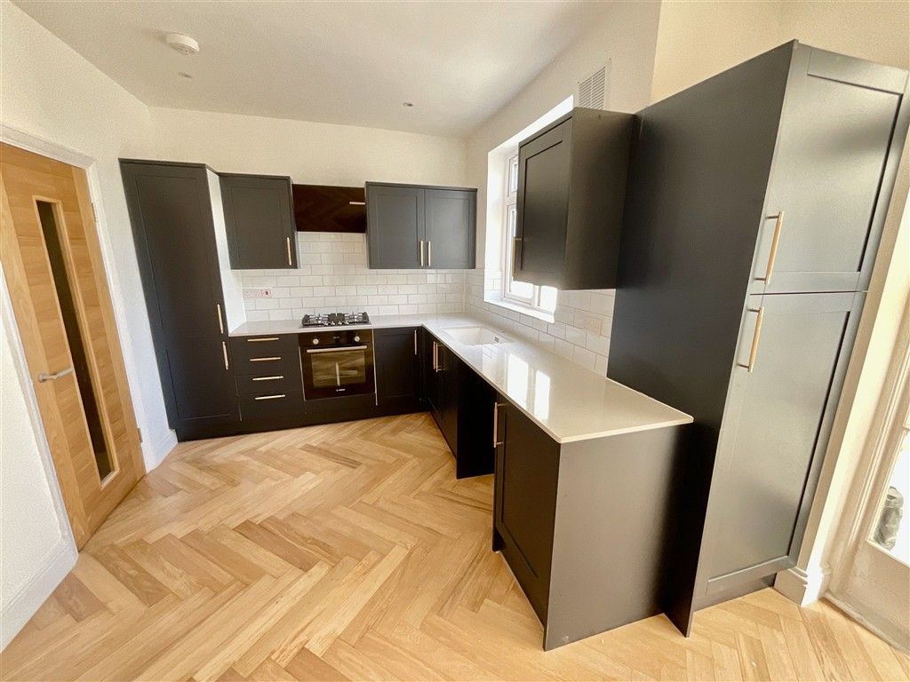 Property photo 2 of 7 Kitchen