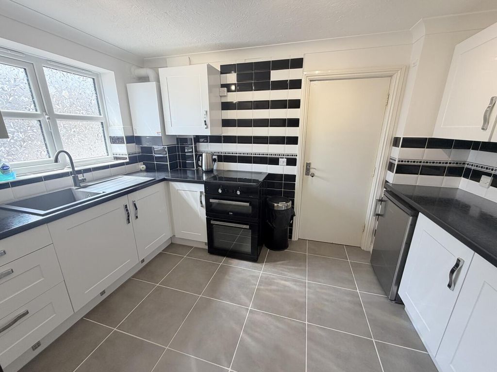 Property photo 2 of 10 Kitchen