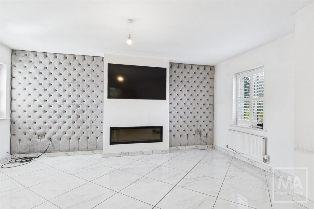 Property photo 2 of 16 Lounge