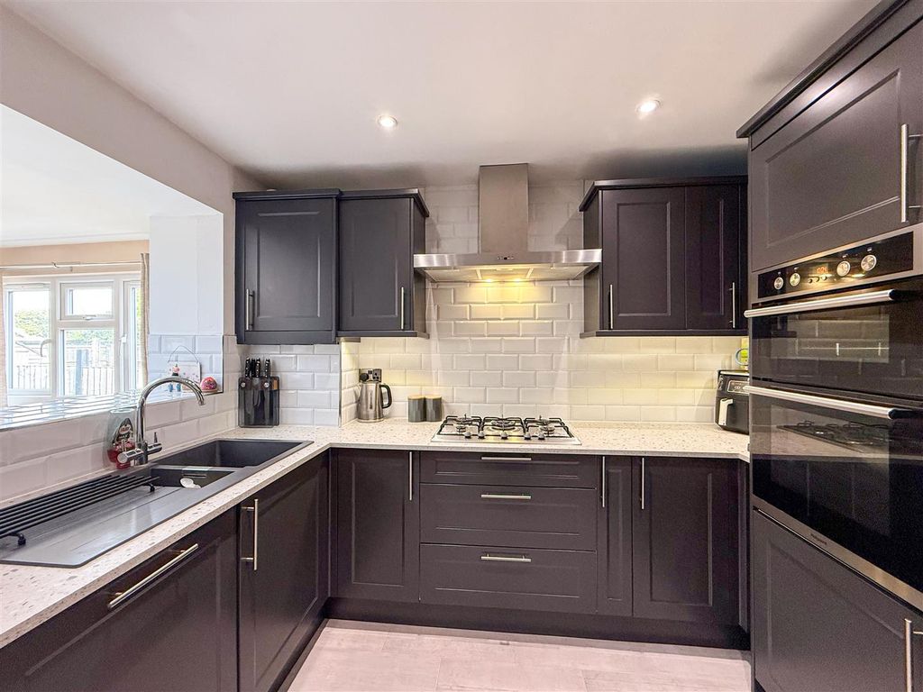 Property photo 2 of 19 Kitchen