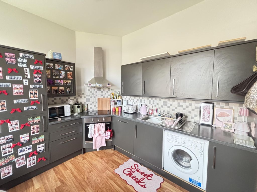 Property photo 3 of 7 Bright And Well-Maintained Kitchen With Modern App...