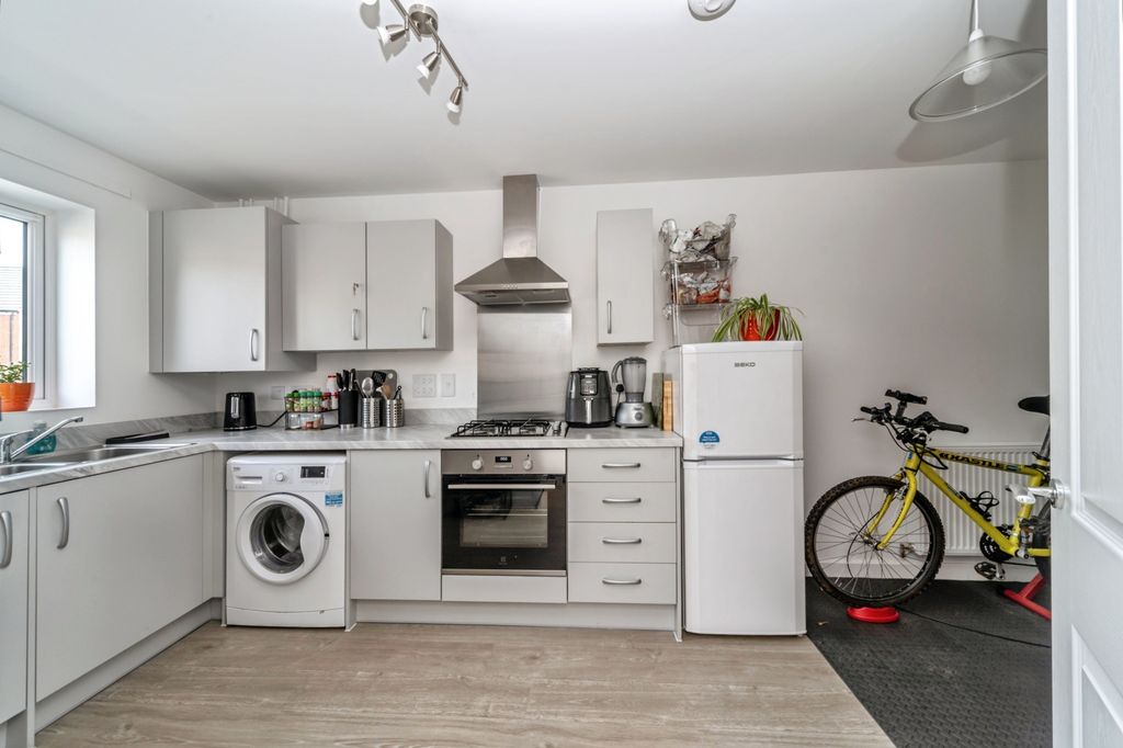 Property photo 3 of 20 Kitchen