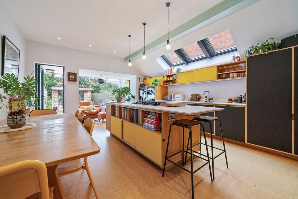 Property photo 2 of 27 4399401