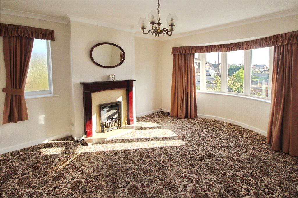 Property photo 2 of 18 Lounge