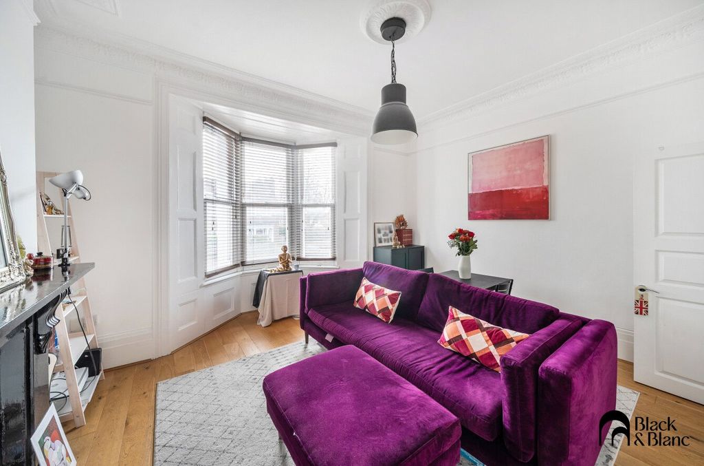 Property photo 1 of 9 Living Room