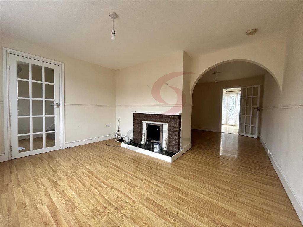 Property photo 3 of 18 Lounge