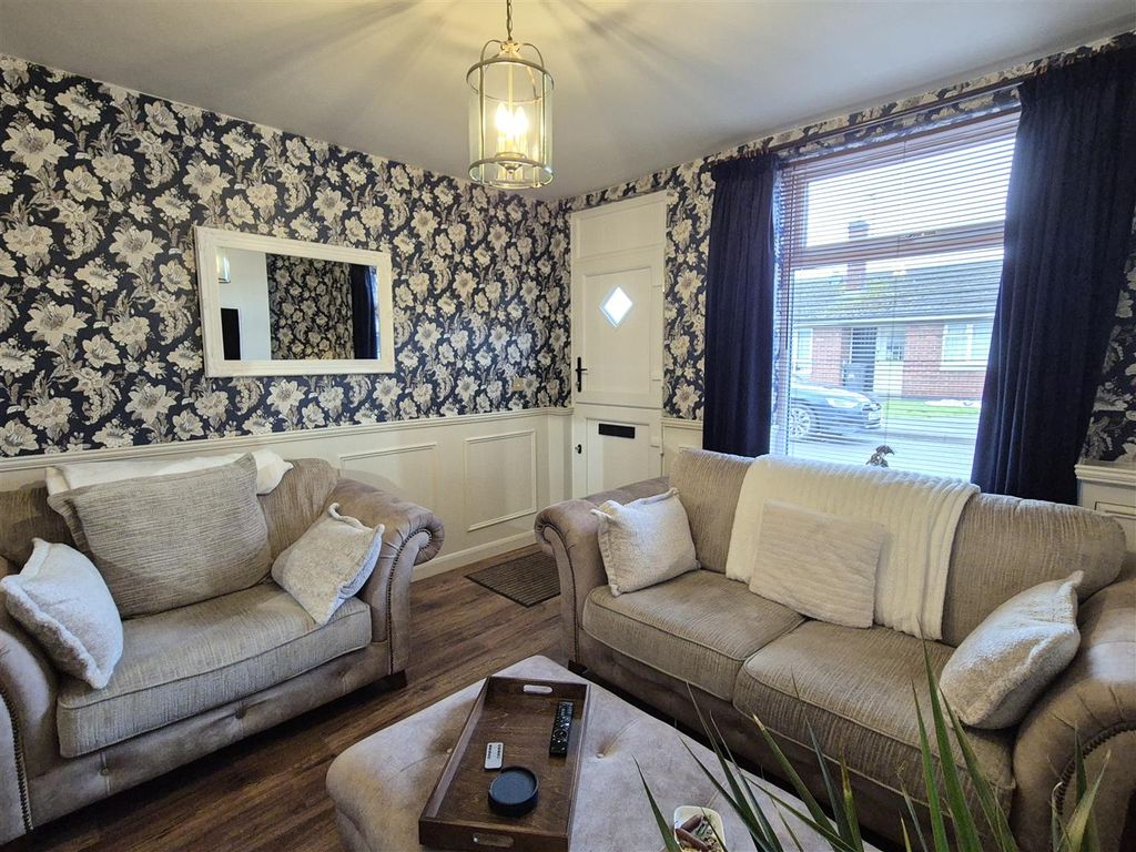 Property photo 3 of 15 Lounge