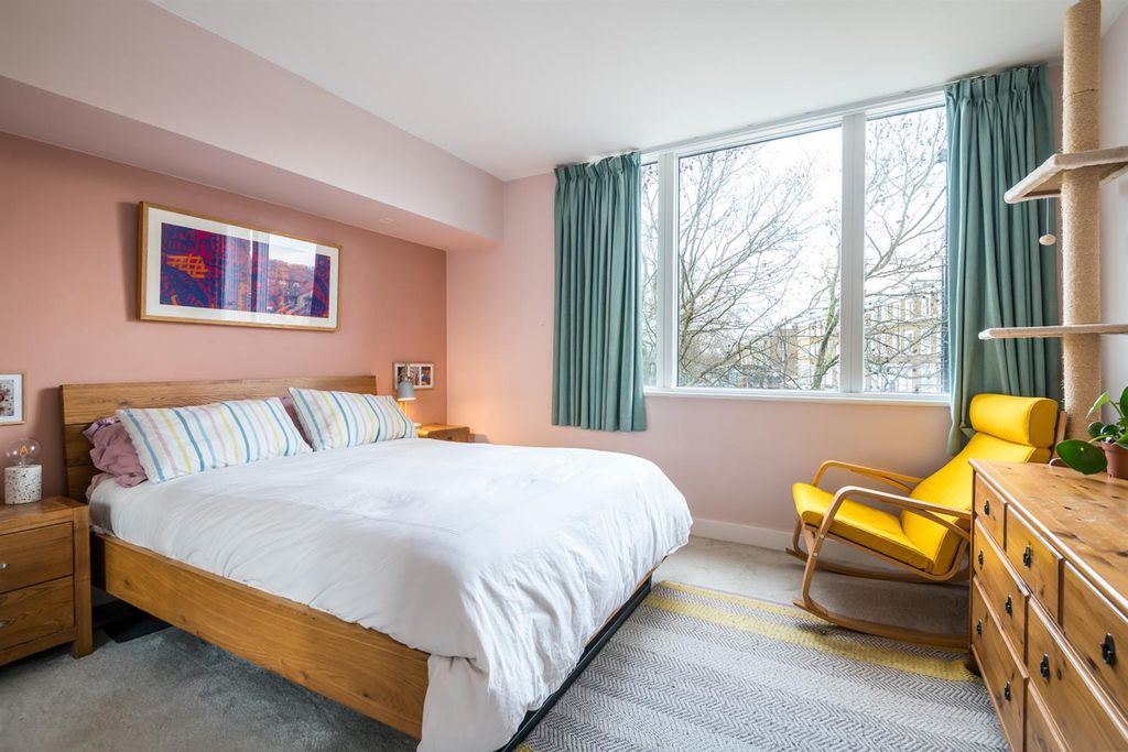 Property photo 3 of 25 1 Tanswell Court-15.Jpg